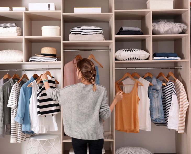 decluttering und wie man häusliche Umgebungen reorganisiert